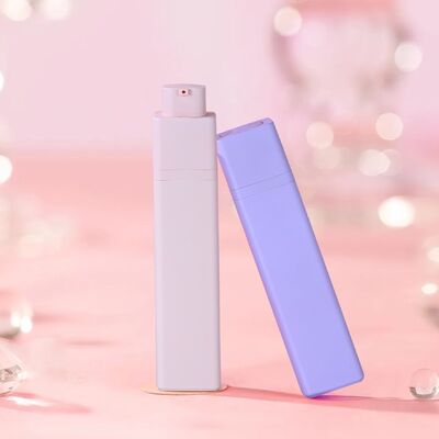 Classy 15ml 30ml 50ml Productos para el cuidado de la piel Conjunto de botellas cuadradas sin aire Cabeza rotativa de la bomba de pulverización de PP
