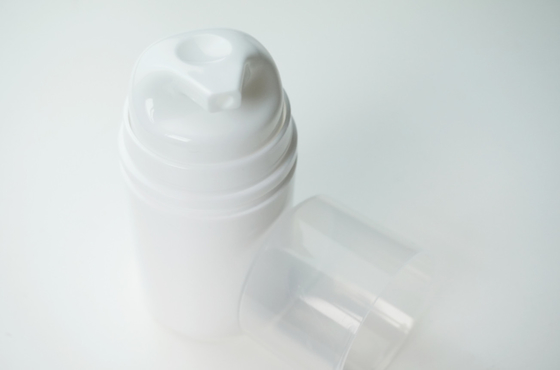 30 ml 50 ml 80 ml 100 ml 150 ml botellas de bomba sin aire cilíndrica de plástico de PP blanco