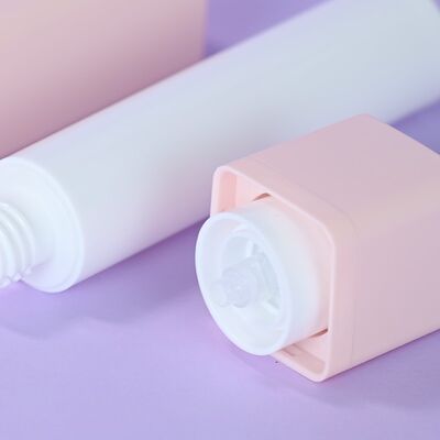 Classy 15ml 30ml 50ml Productos para el cuidado de la piel Conjunto de botellas cuadradas sin aire Cabeza rotativa de la bomba de pulverización de PP